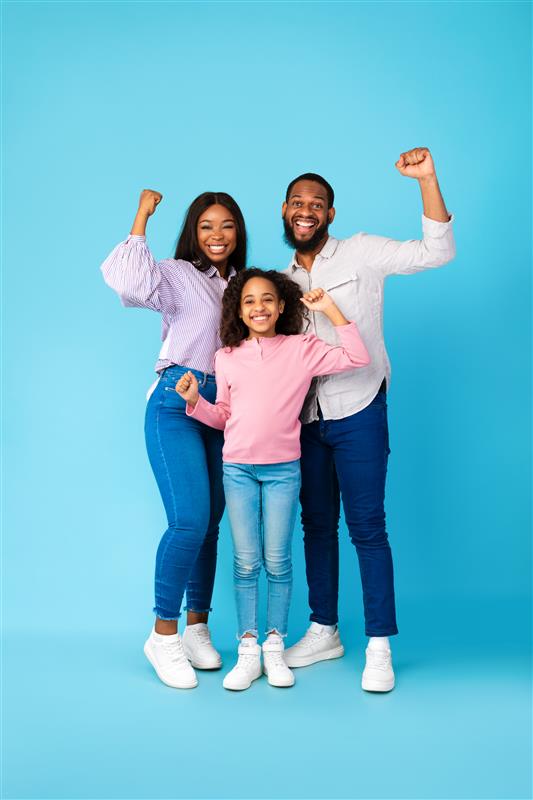 Mom, dad and daughter cheer together.