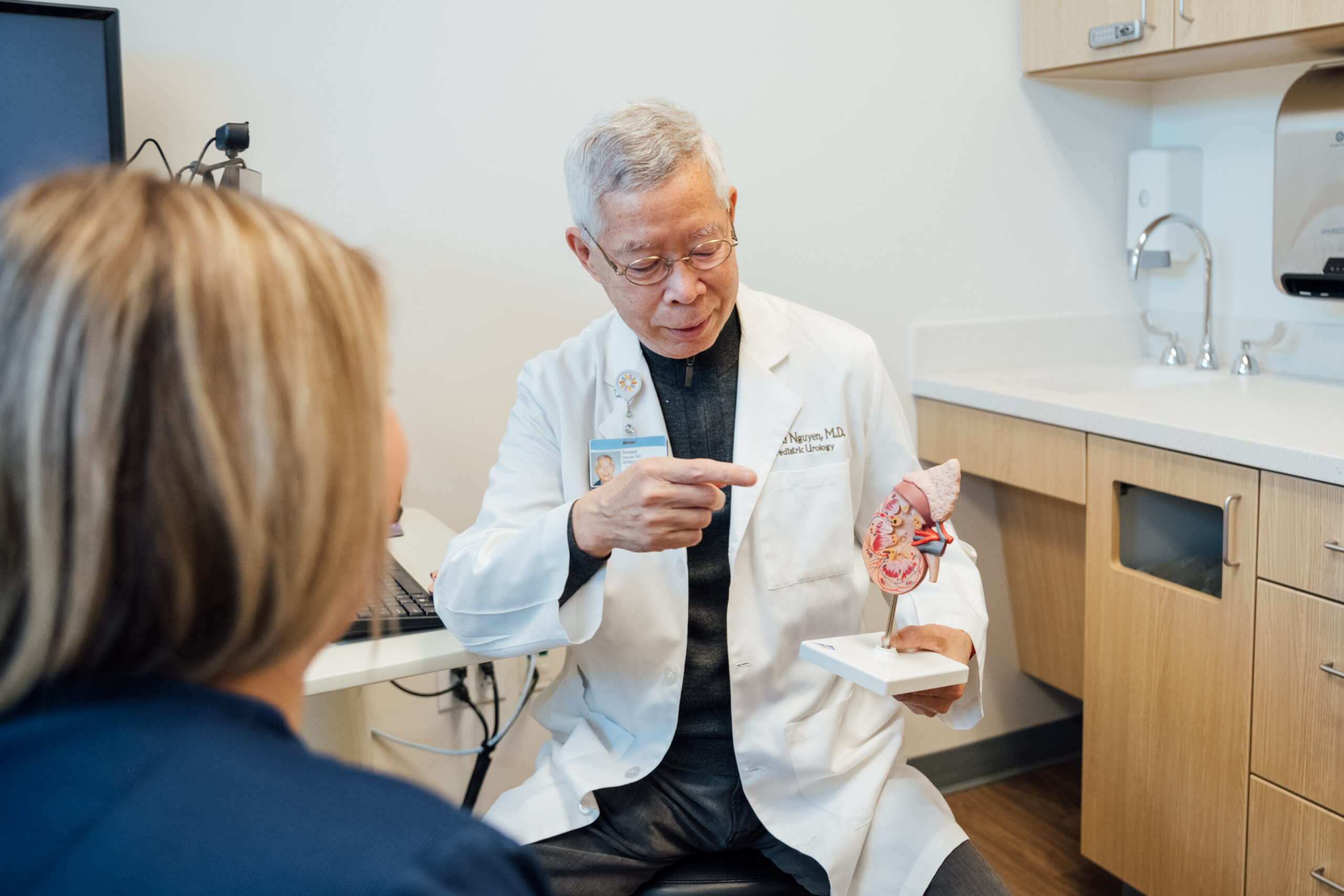 A nephrology doctor talks to a parent about how the kidneys filter toxins from the body.