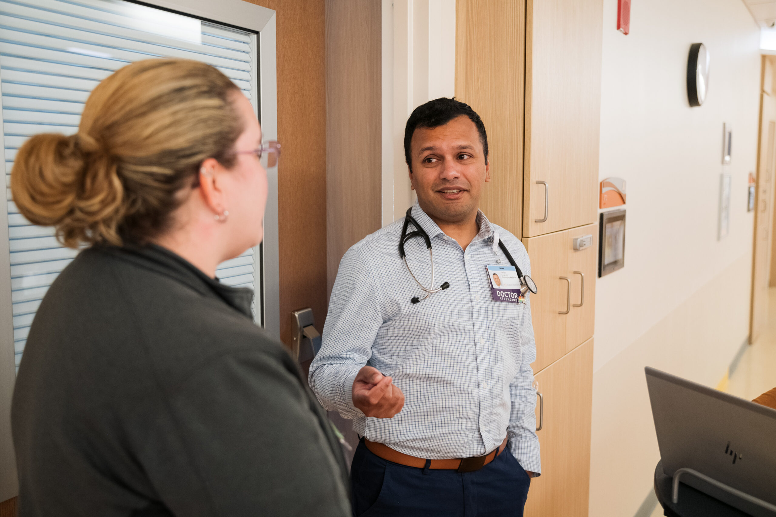 A pediatric pulmonologist consults with the nurses of an inpatient child who has a lung illness.  