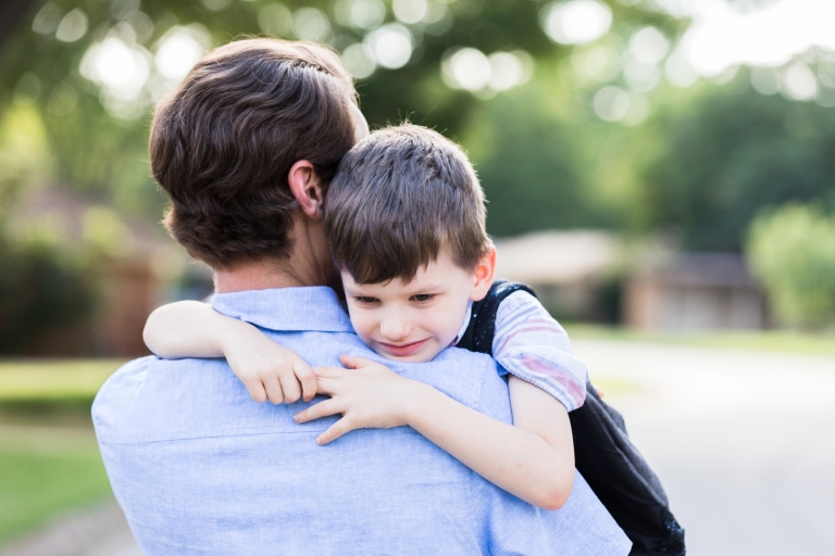 how to help a child with anxious feelings