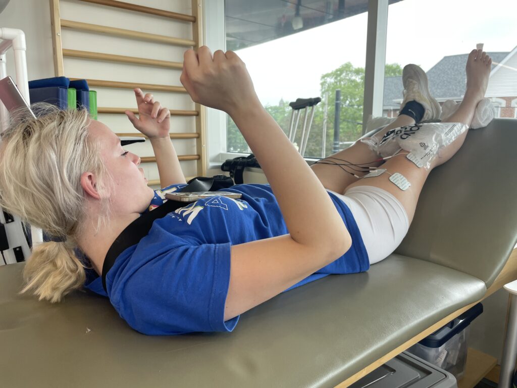 high school female athlete goes through physical therapy after knee injury