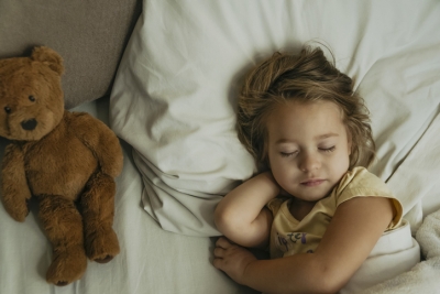 little girl sleeping with teddy bear