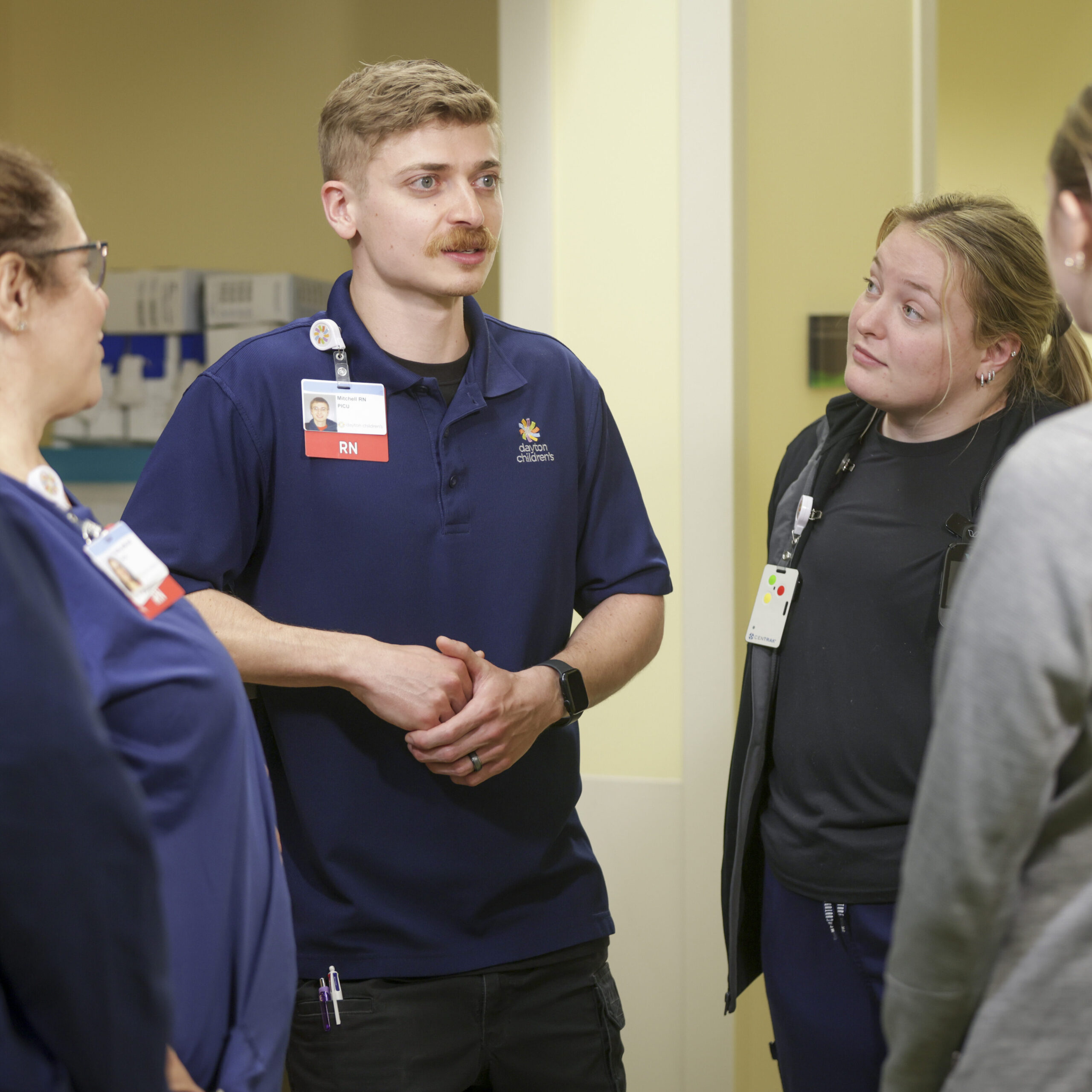 A team of RNs and staff discuss a patient’s complex care plan and how best to support the family.